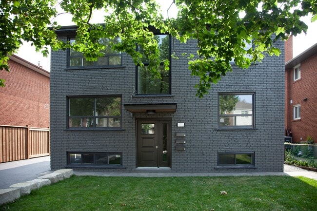 Building Photo - 34 Robindale Ave Unit Bsmt