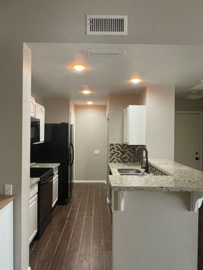 Photo - 2035 S Elm St