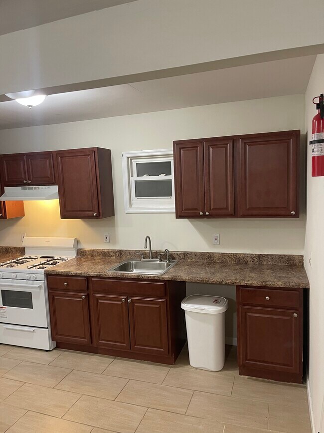 Kitchen - 731 E 23rd St Unit 1