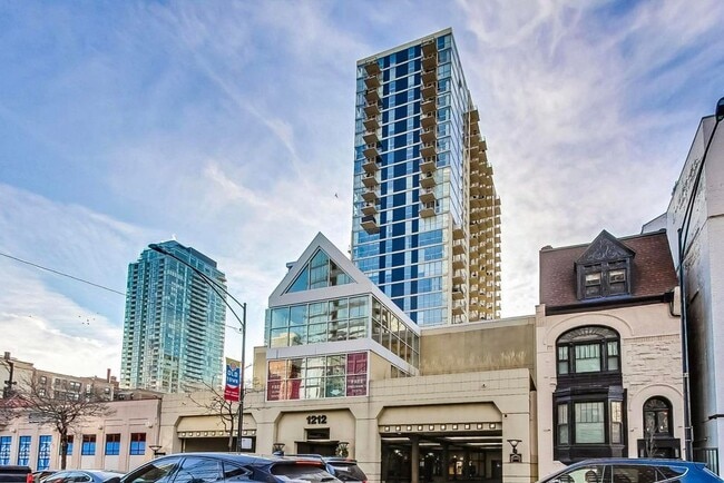 Building Photo - 1212 N La Salle Dr Rental