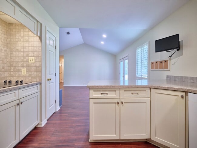Building Photo - 902 Clover Ridge Ave Rental