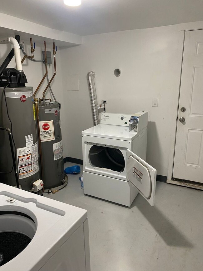 Photo - Spacious south side 3-bedroom beauty Unit 6402 S eberhart - 2S