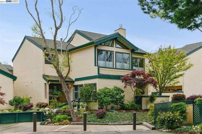 Building Photo - Spacious 4BR Townhome in Alameda