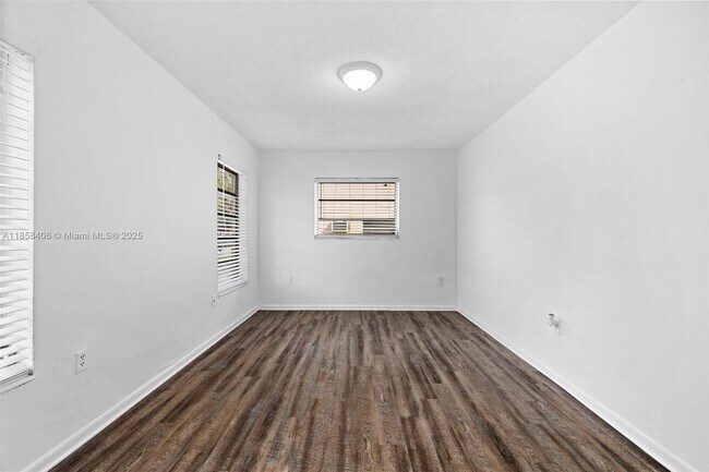 Building Photo - 16117 NE 19th Ct Unit 12A Rental