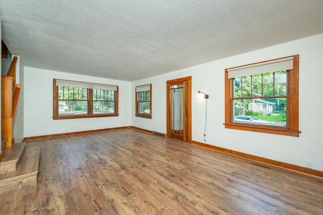 Building Photo - 822 7th St Rental