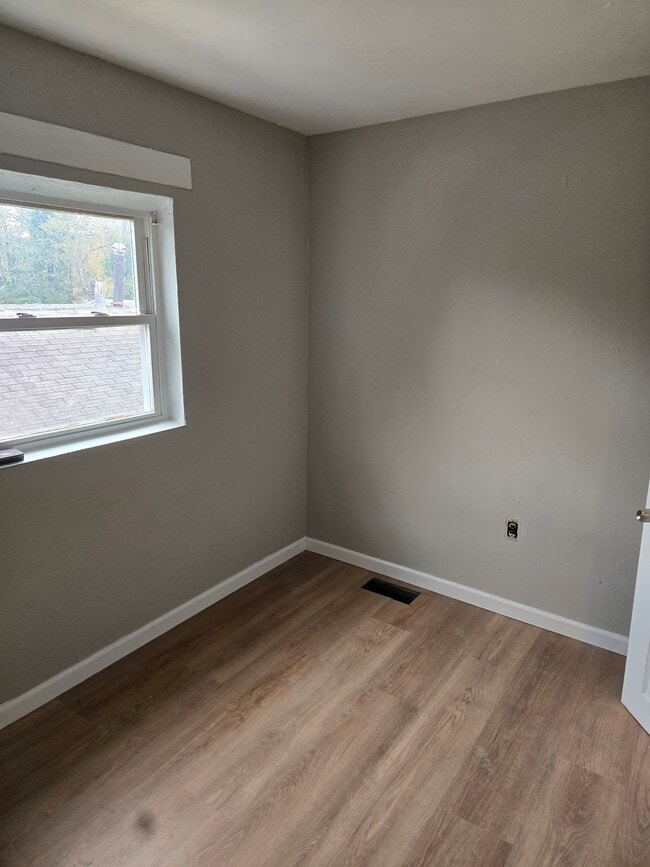 Building Photo - 709 Dale St Unit 2