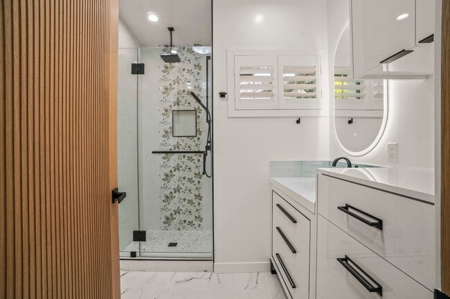 Photo - 4230 Van Nuys Blvd