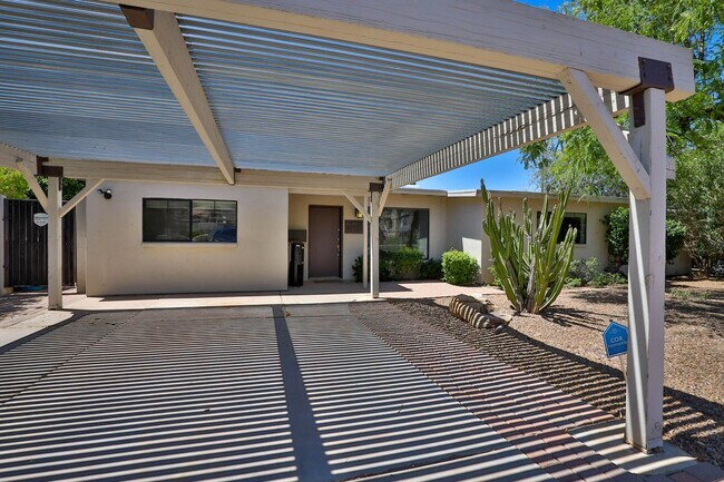 Photo - 3 Bedroom + den with pool