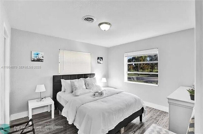 Building Photo - 608 N 24th Ave