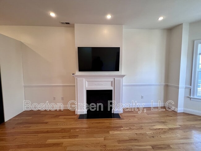 Photo - 150 1/2 M Street