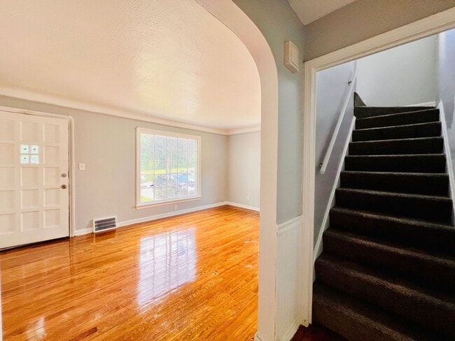 Photo - 8606 Rosewood Ave