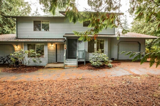 Building Photo - Cute Two Bedroom and Two Bath Townhome Located Just Minutes from the Clinton Ferry!