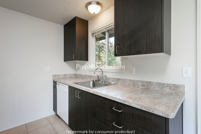 Photo - Two Bedroom Apartment with Private Patio in Glenfair Neighborhood! Unidad 15535 NE Glisan Street 1
