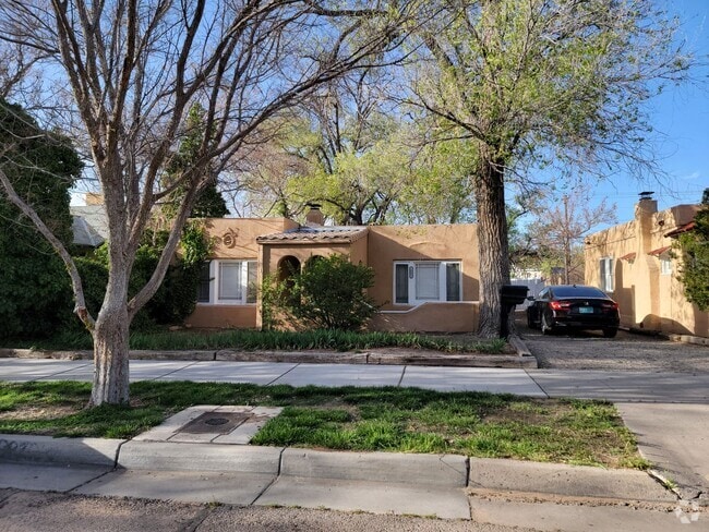 Building Photo - 2 BEDROOM AND 1 BATH NEXT TO UNM CAMPUS Rental