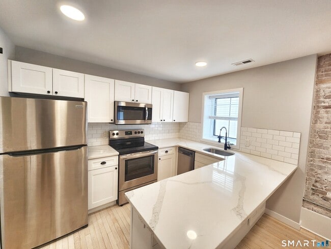 Building Photo - 7 Wall Street Unit 4