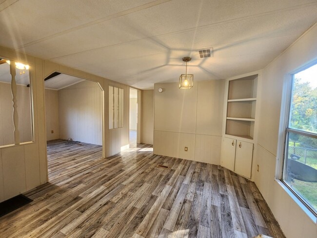 Photo - 2br - 2 Bed 2 Bath w/ screened porch and FULLY FENCED Backyard!