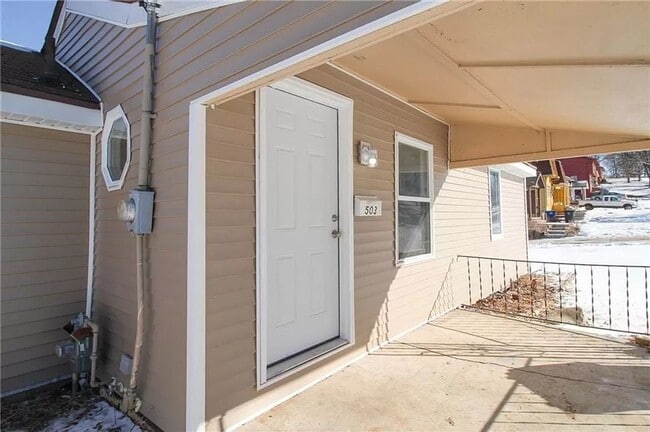 Building Photo - Updated 2 Bed 1 Bath Rental