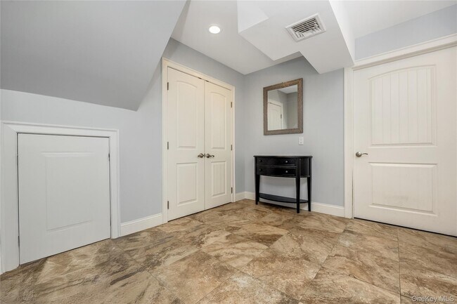 Photo - 714-716 W Beech St Unit Main