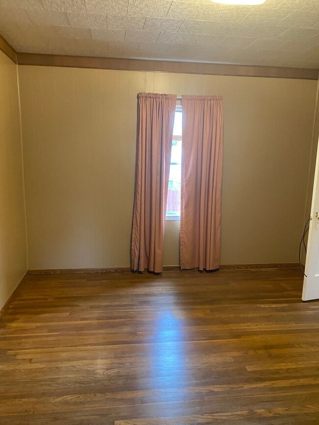 Building Photo - 2 bedroom 1 Bath