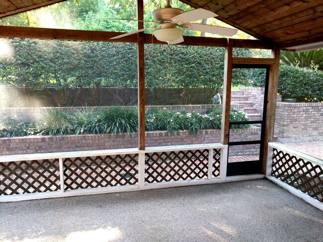 Photo - 1533 Woodgate Way