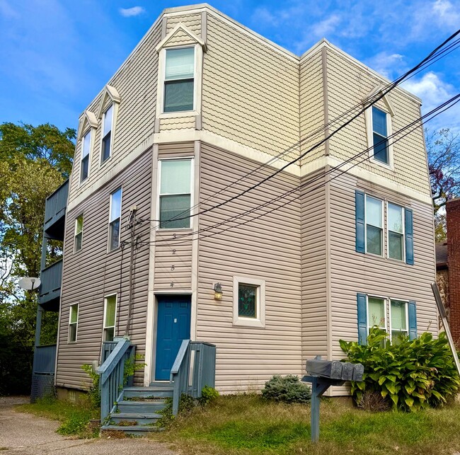 Building Photo - 3254 Berwyn Pl Unit 2