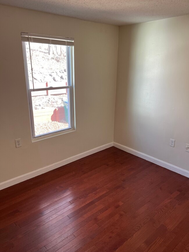 Small bedroom - 33 White St Unit 33 Second floor