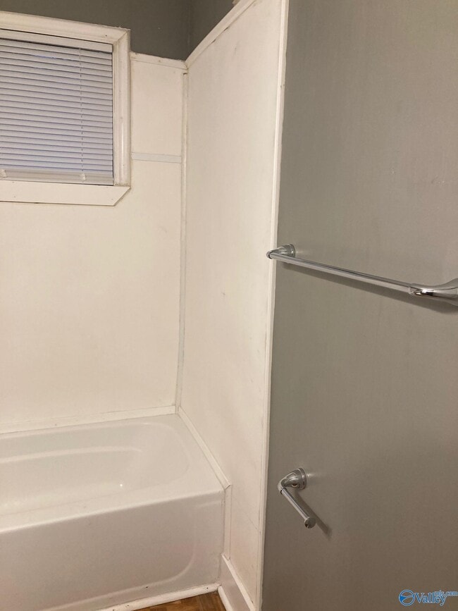 Photo - 702 Mastin Lake Rd NE