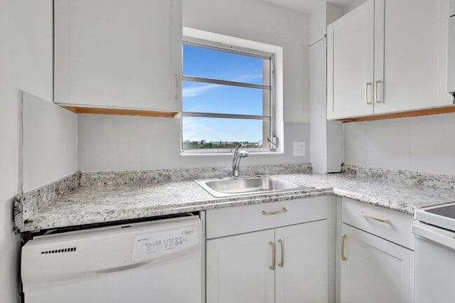 Photo - 2350 NE 14th Street Causeway Unit 611