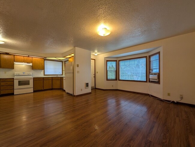 Building Photo - Spacious second floor 2-Bedroom, 1-Bath Apartment in Springfield 4-Plex!