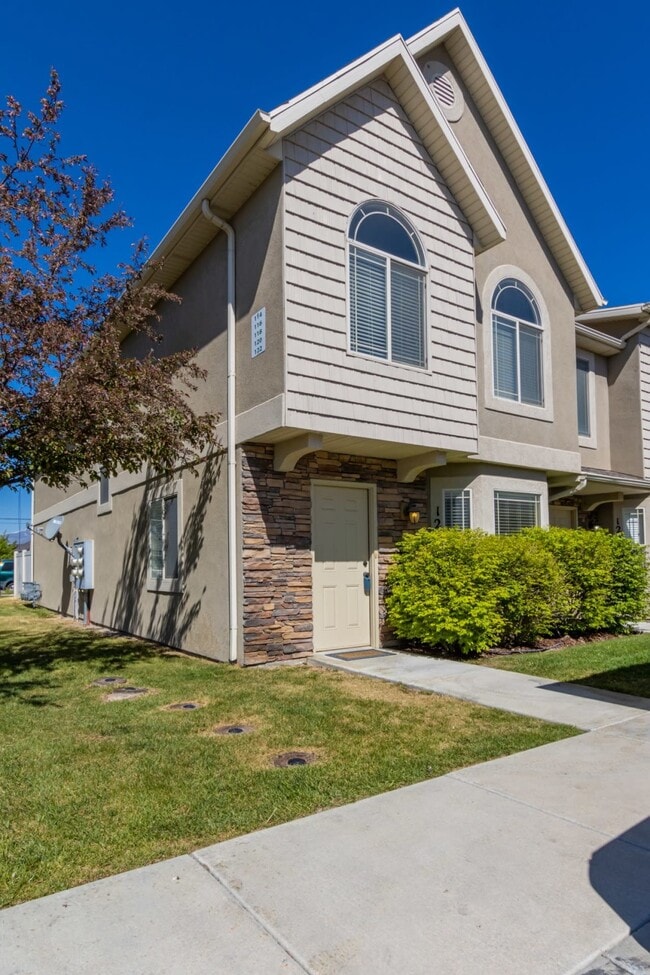 Entrance looking northwest - 122 S Tamarak Cir