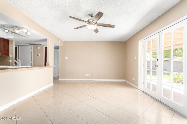 Photo - 1049 E Carter Dr