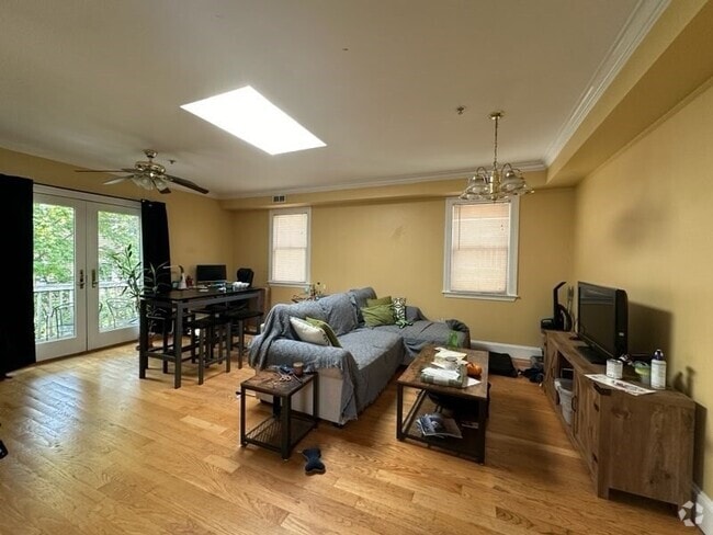 Building Photo - 164 Boylston St Unit #3 Rental