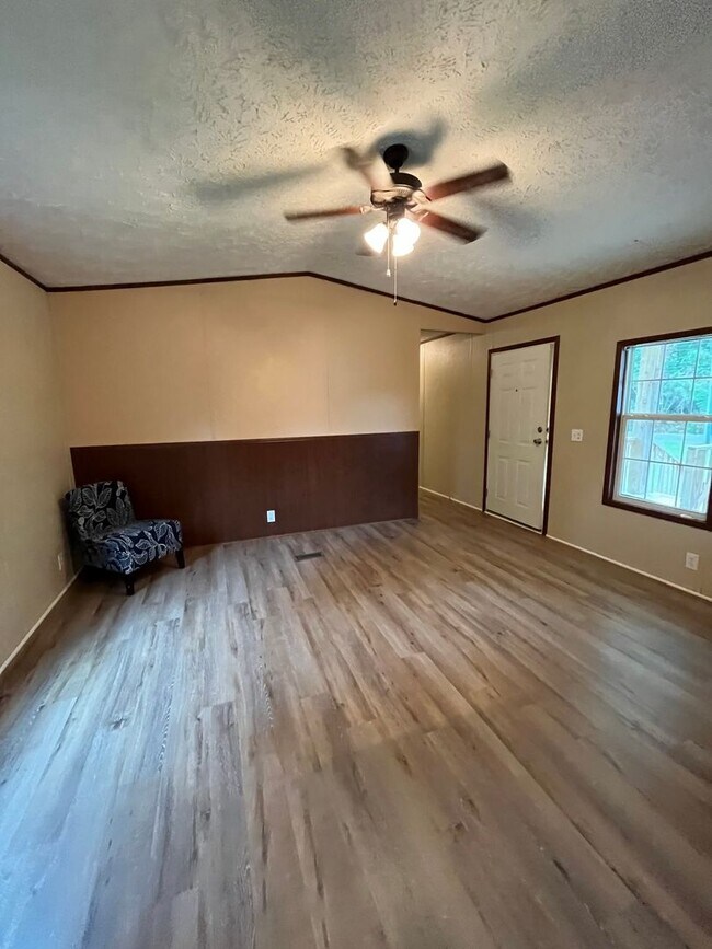 Charming 3Bedroom, 2Bath Mobile Home in House Rental in