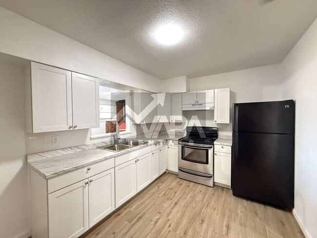 Photo - 943 Weizmann St