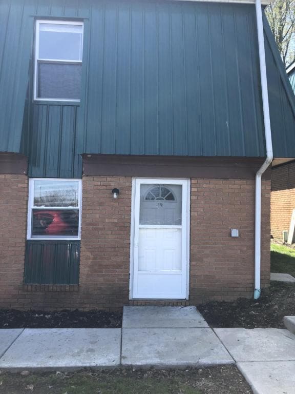 Building Photo - 372 E Market St Rental