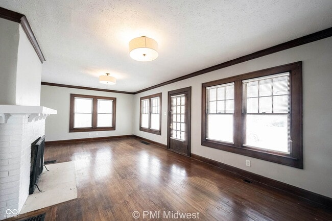 Photo - 4905 Broadway St