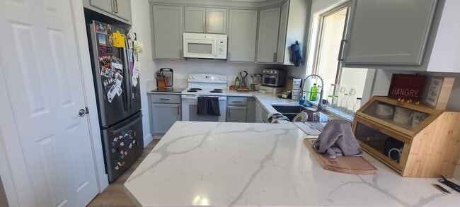 Shared kitchen - 4676 E Alamos Ave