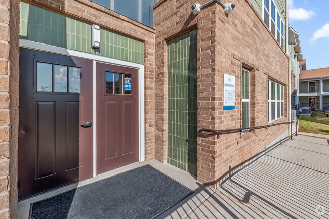 Entrada de la oficina de arrendamiento - Lydle Ridge Apartments