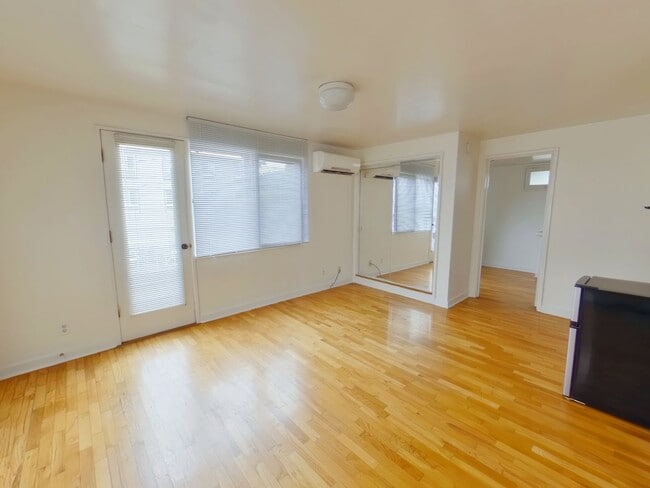 Photo - 1825 University St Unidad 1826 Onyx Alley