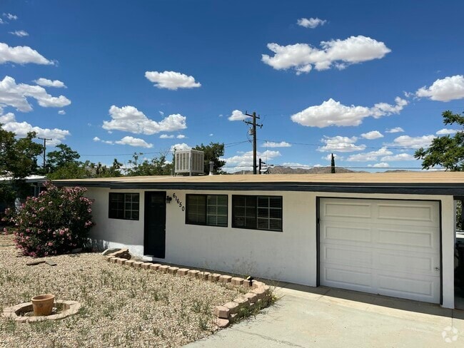 Building Photo - 61650 El Reposo St Rental