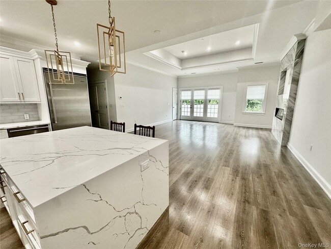 Building Photo - 585 Main St