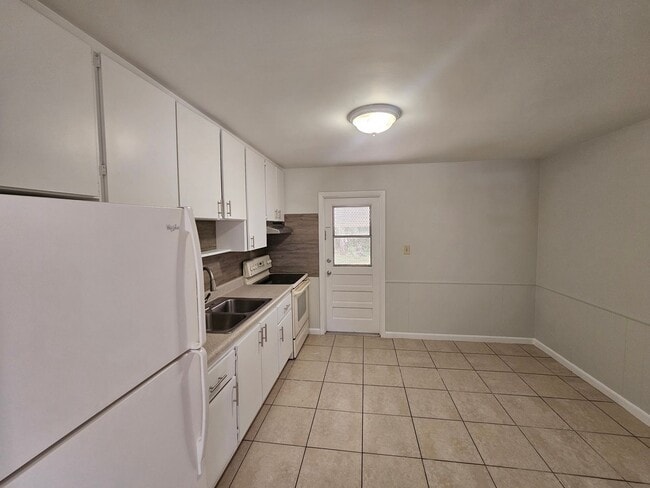 Photo - Beautiful and cozy 2/1 apartment available now!