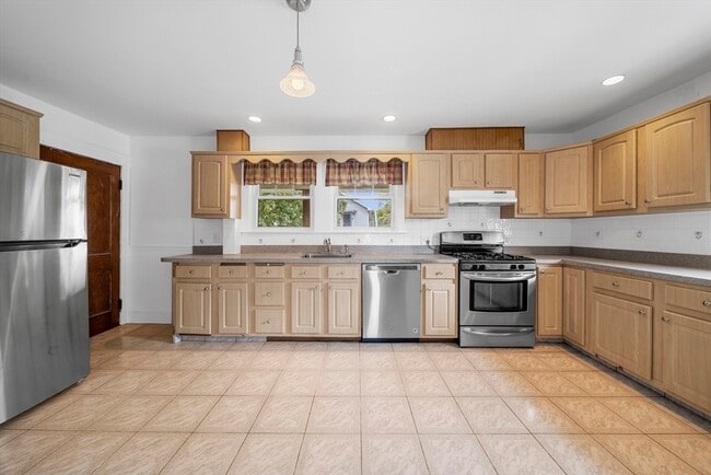 Building Photo - 177R Faneuil St Unit 2