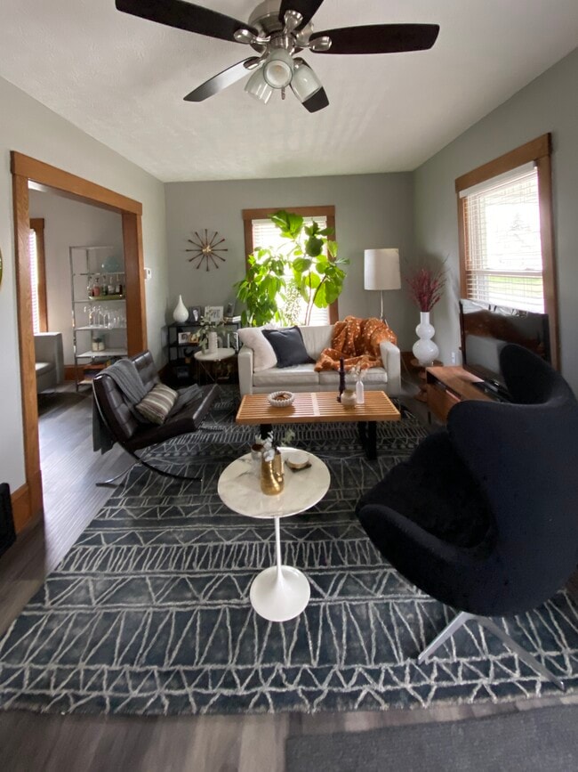 Photo - 239 Bachtel St SE