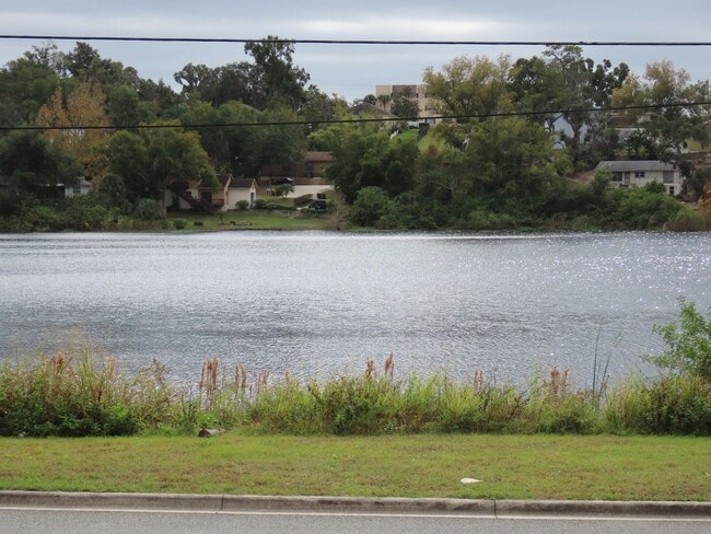 Photo - 2br/2ba Duplex with Lakeview