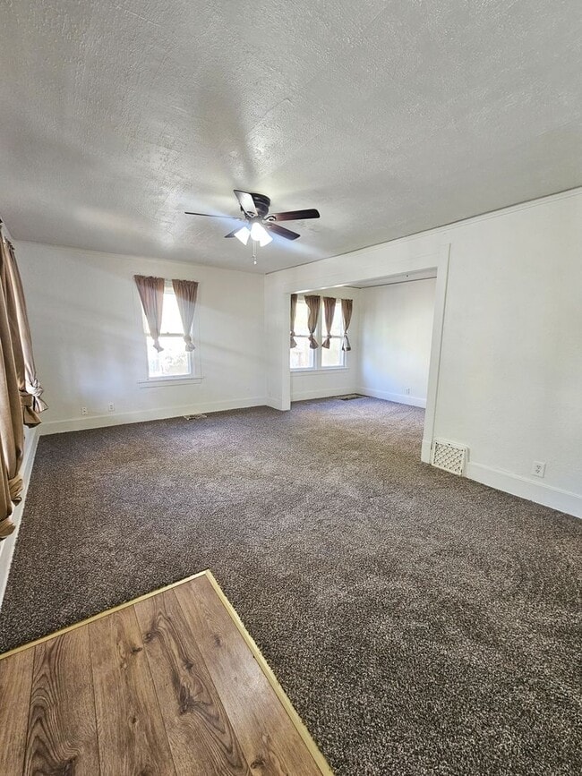 Photo - 4 Bedroom Home Located Downtown