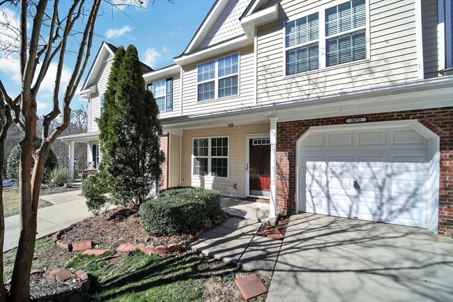 Building Photo - Lovely Two Bedroom Townhome With Bonus and...