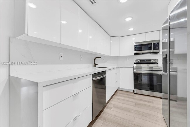 Building Photo - 300 Bayview Dr Unit 214