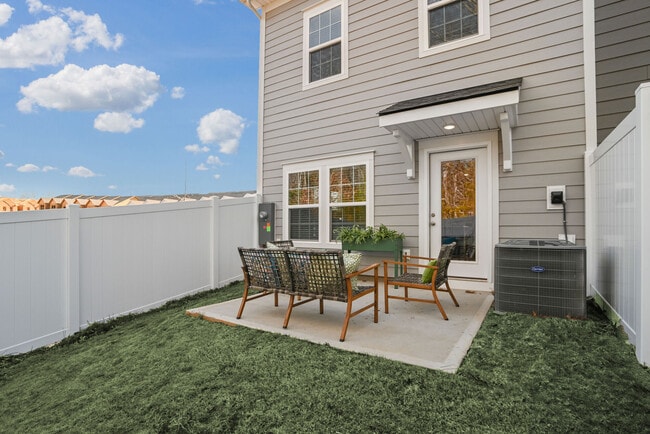 Laurel - Fenced Yard - Avery