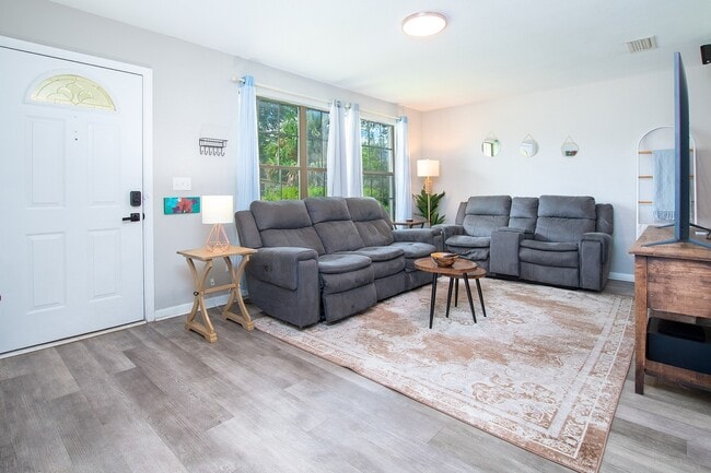 2233 La Valle Dr